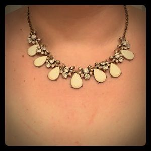 ⬇️⬇️Vintage style white & crystal necklace⬇️⬇️